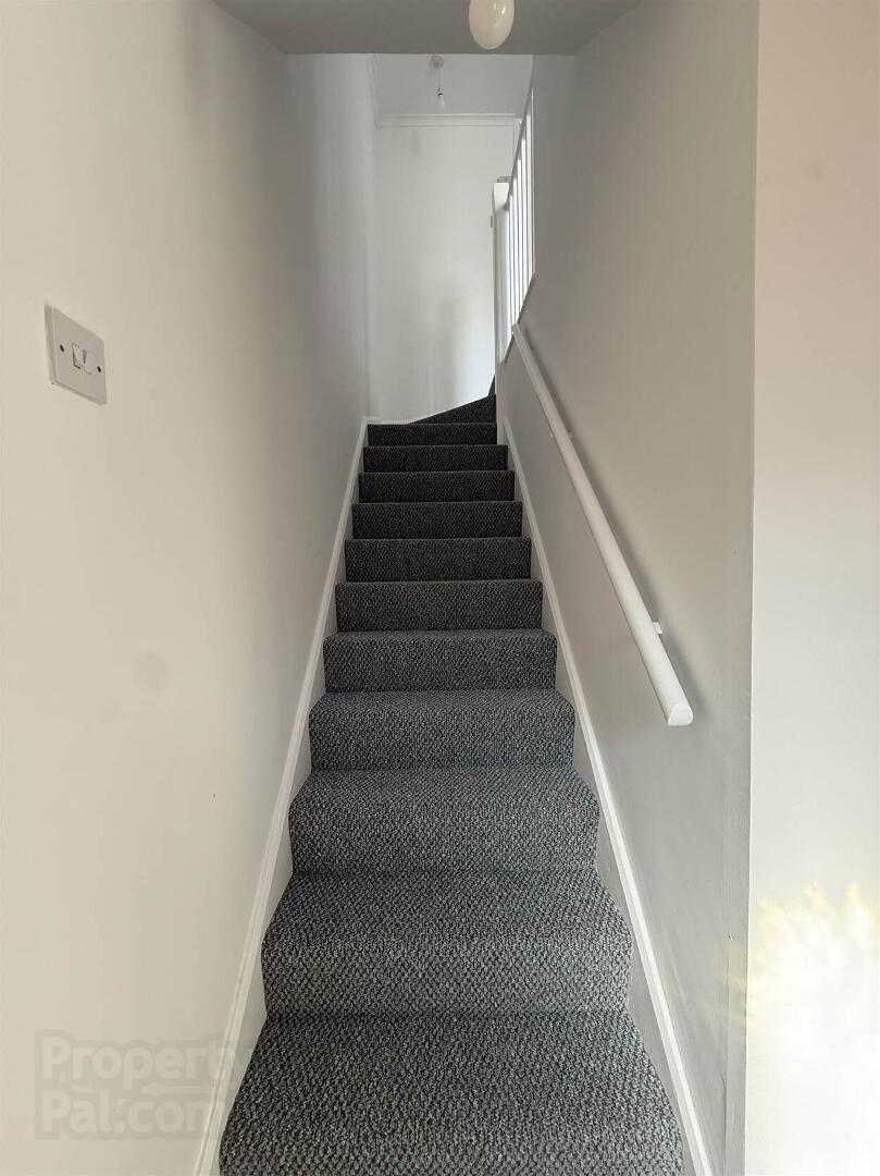 14 Hillview Gardens 9 of 16
