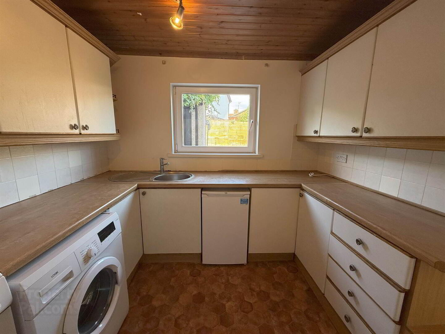 14 Hillview Gardens 8 of 16