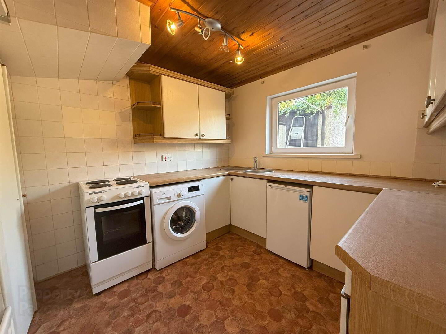 14 Hillview Gardens 7 of 16