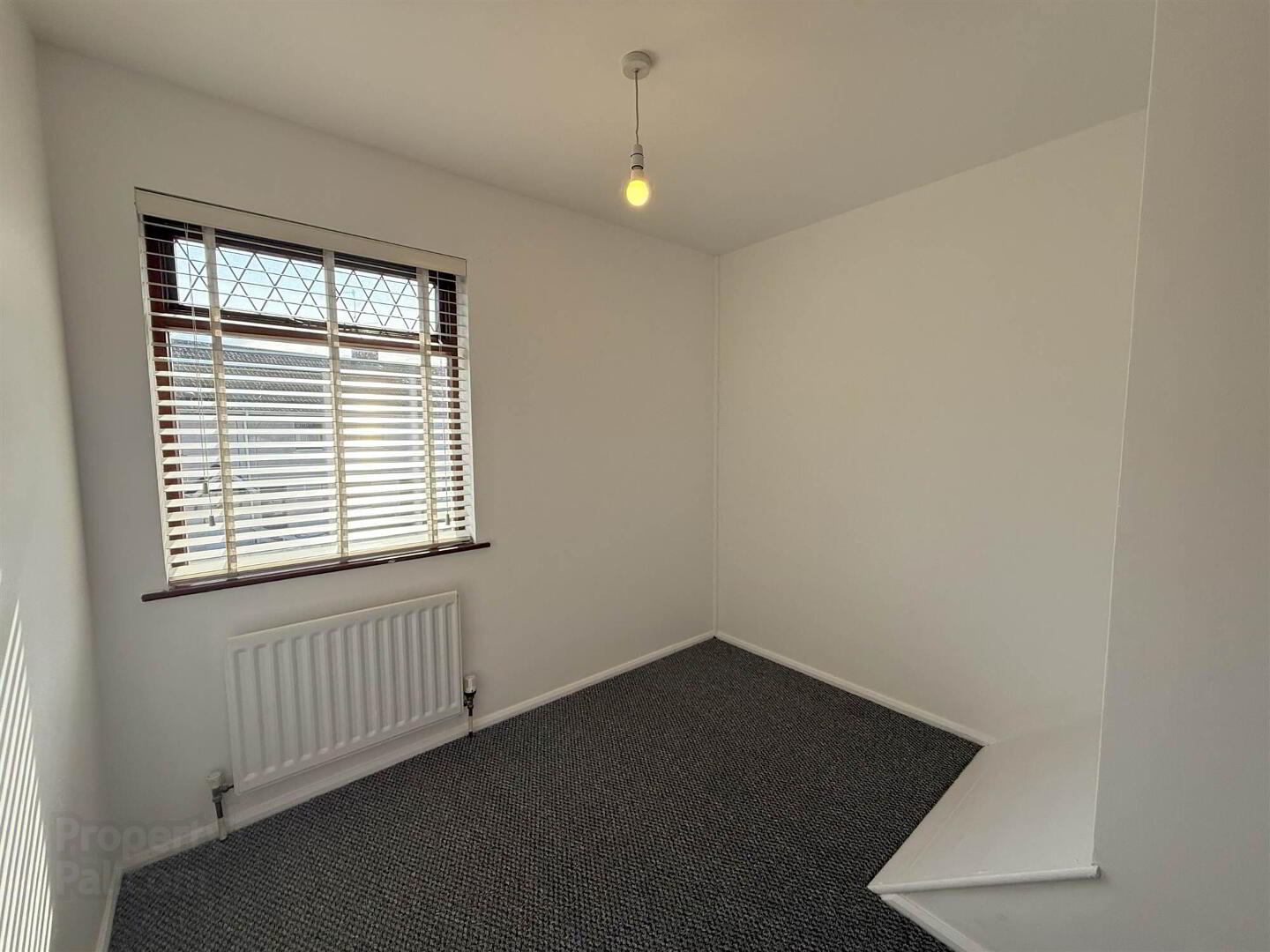 14 Hillview Gardens 13 of 16