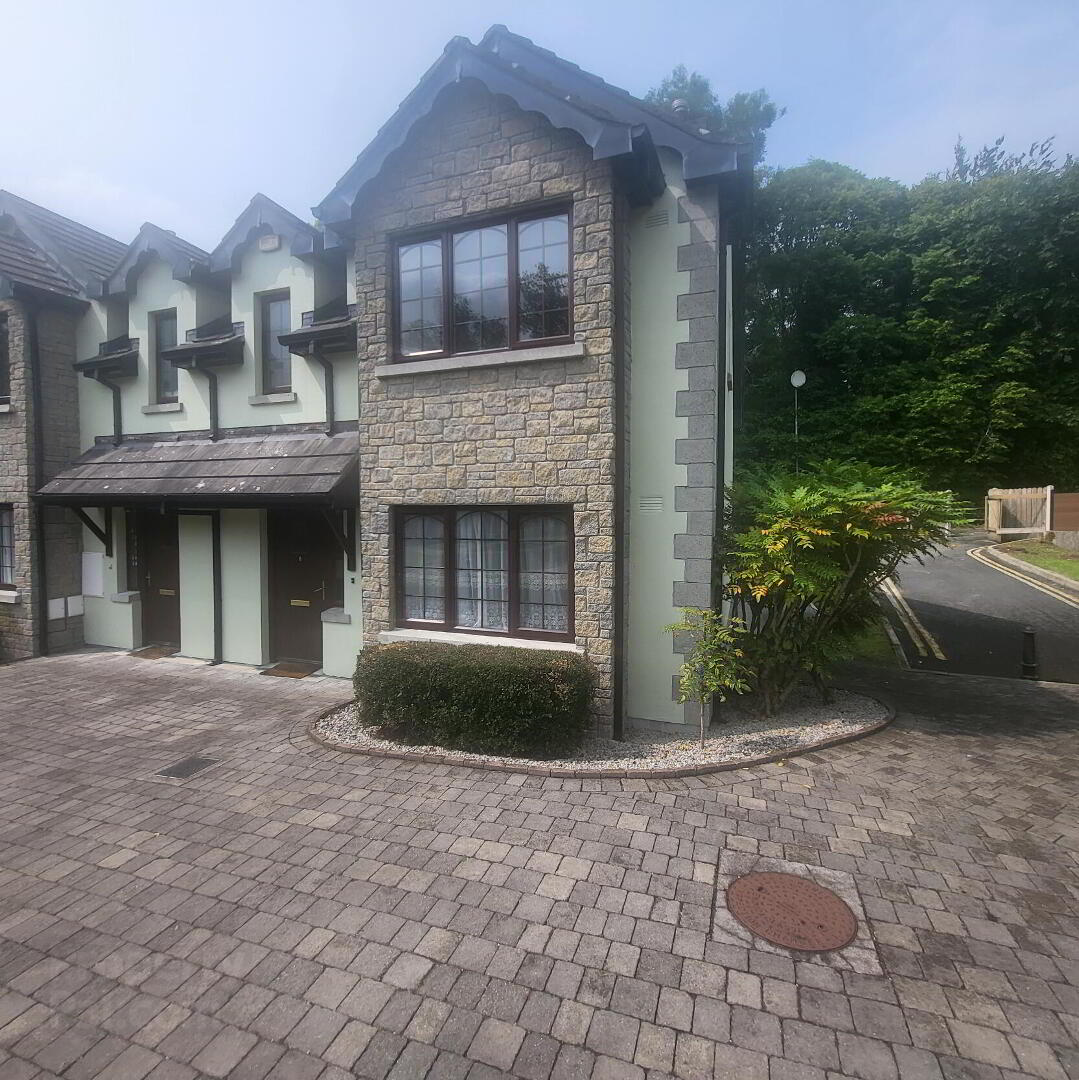 6 Clement Court. Lough Rynn 1 of 33