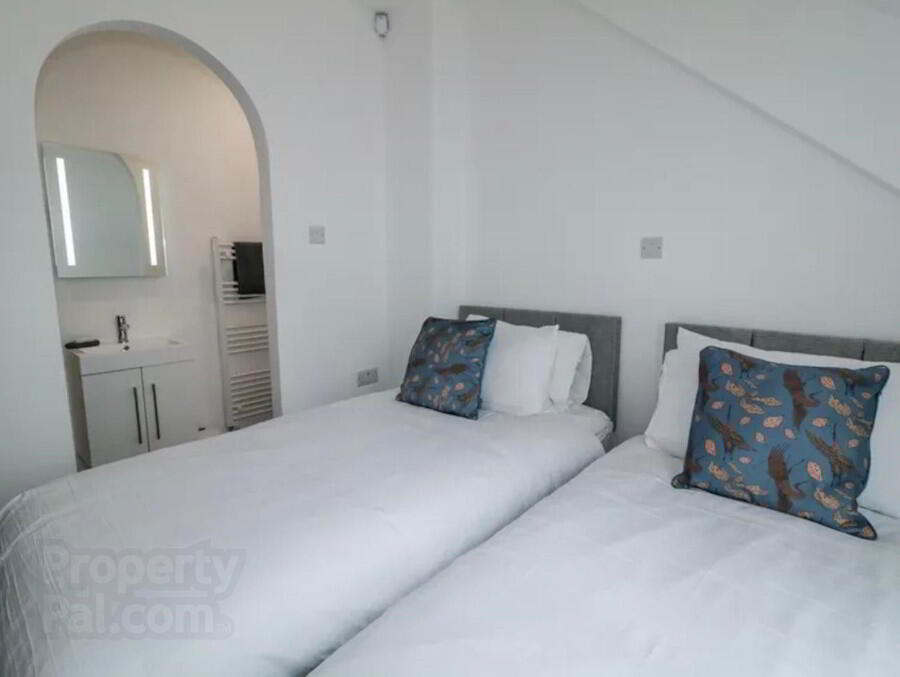 4 Horizon Apartments, 6 Sea Road 10 of 14