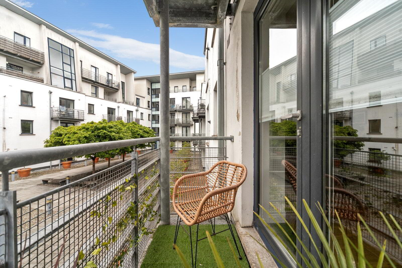 Apartment C, 2.3 Whitehall Square 7 of 11