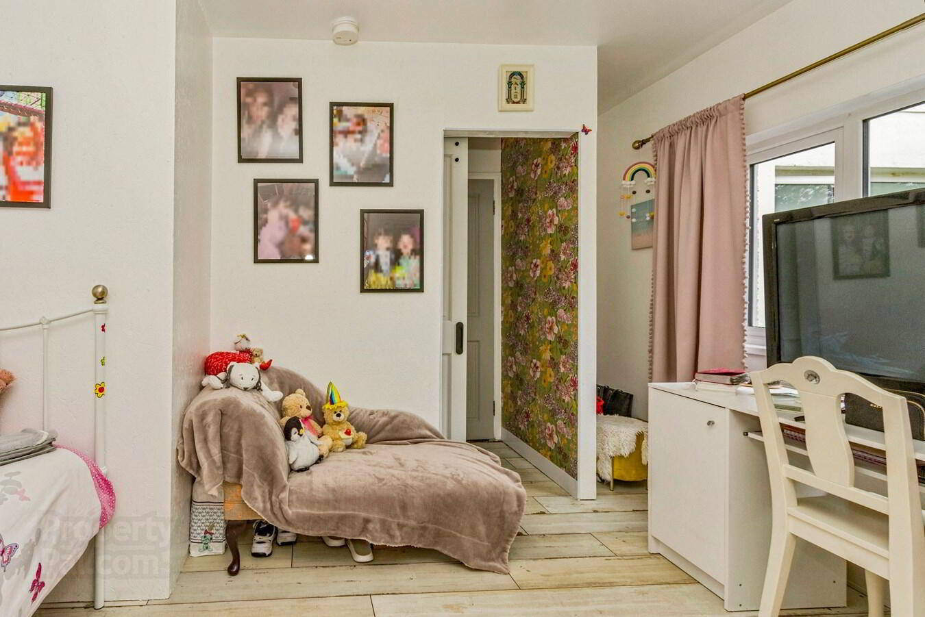 11 Bridgend Road 12 of 27