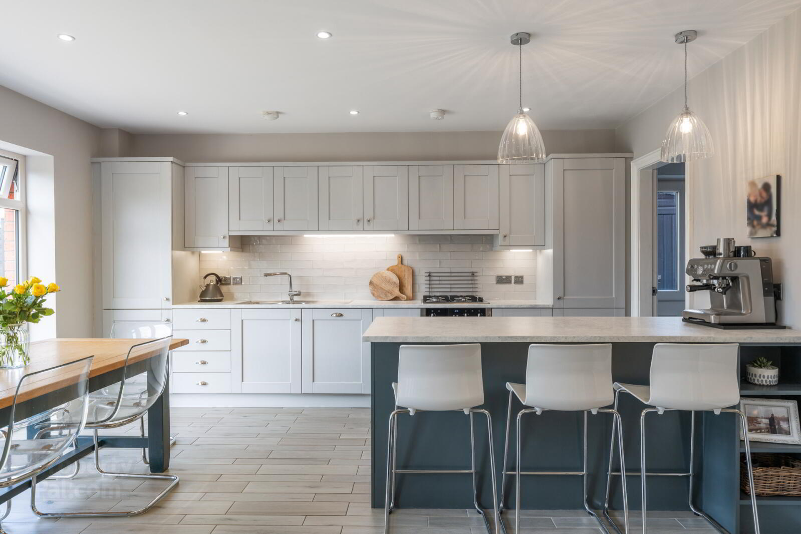 17 Dixon Avenue 8 of 33