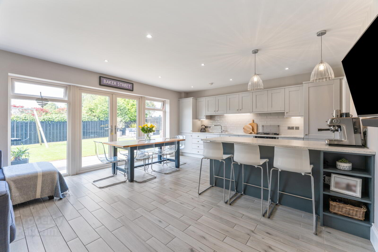 17 Dixon Avenue 9 of 33