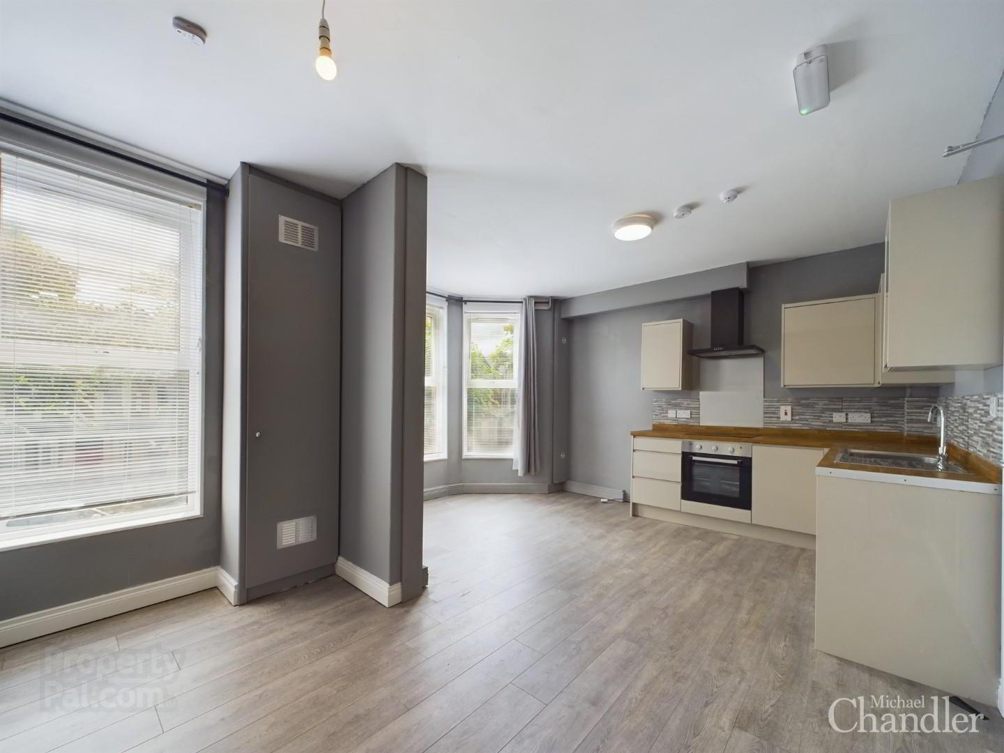 Apt 2, 90 University Avenue 5 of 10