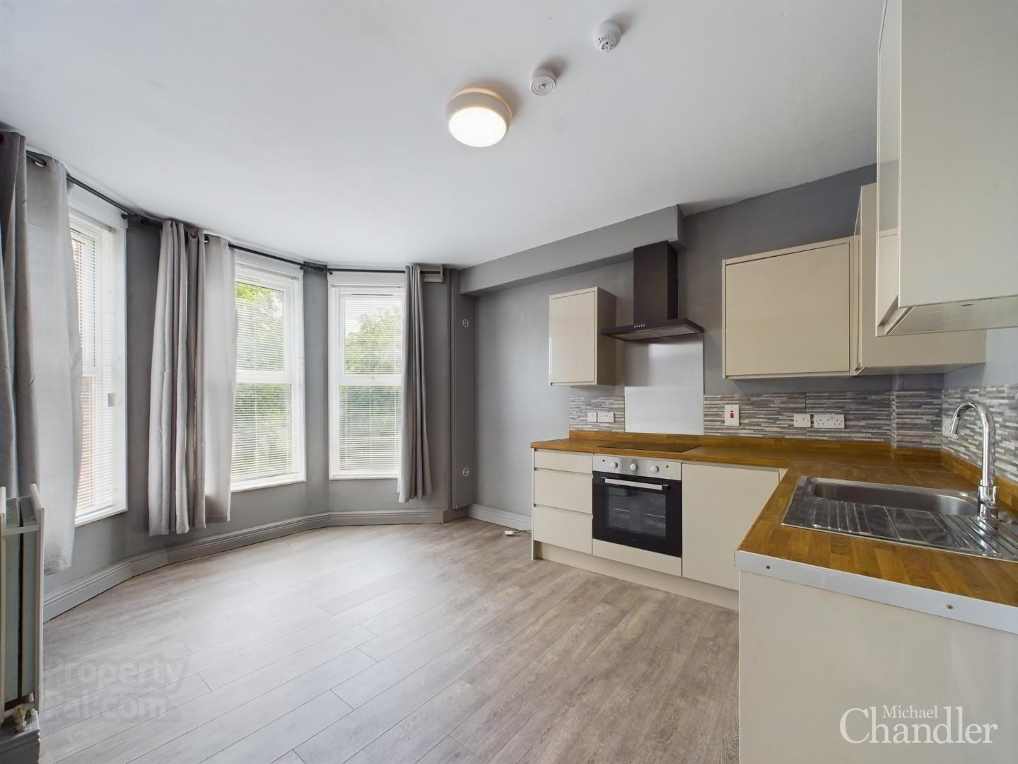 Apt 2, 90 University Avenue 6 of 10