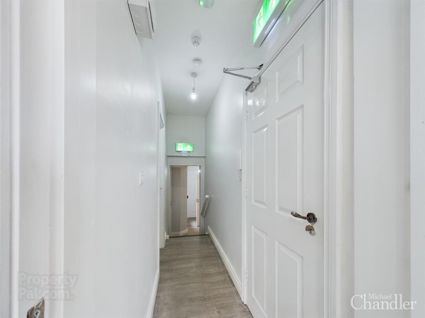 Apt 2, 90 University Avenue 4 of 10