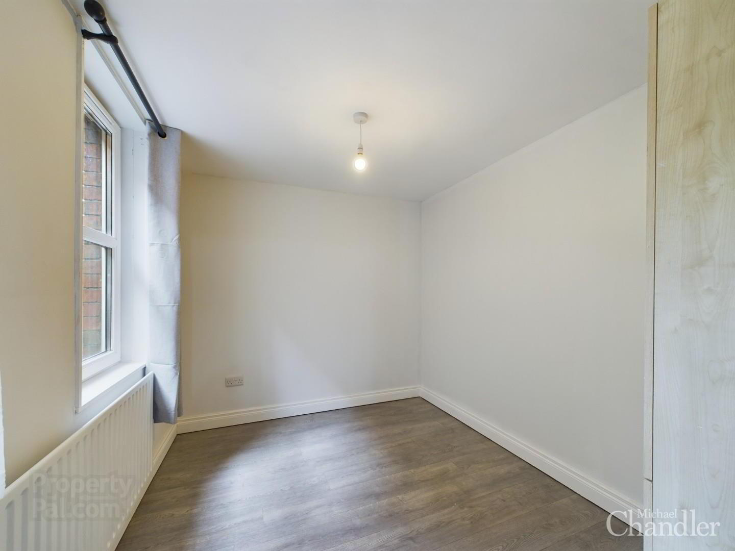 Apt 2, 90 University Avenue 8 of 10