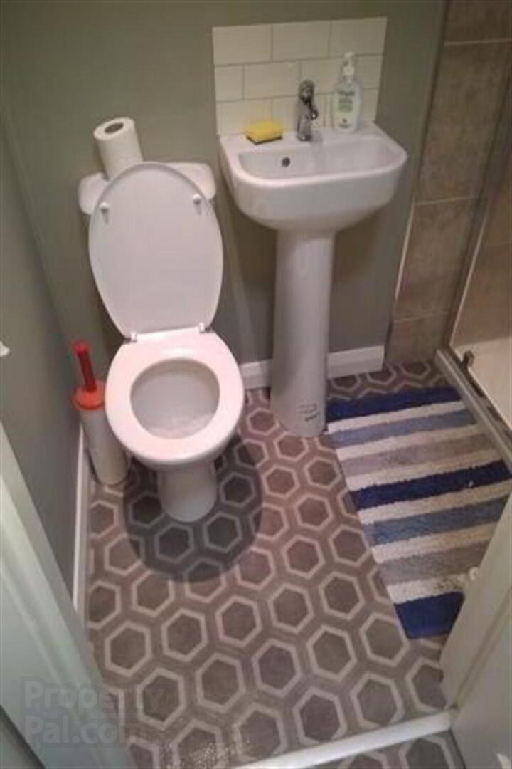 Room 1, 31 Ponsonby Avenue 3 of 4