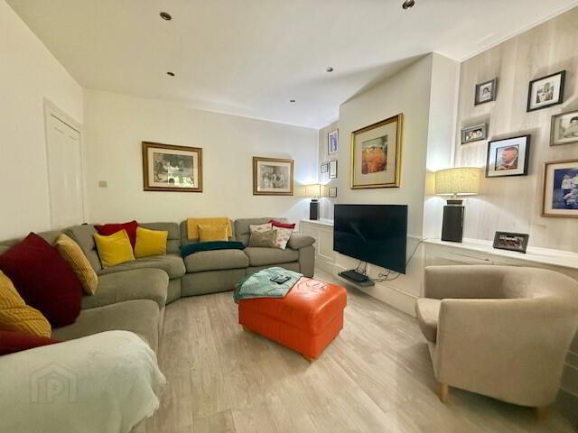 47 Aberfoyle Crescent 5 of 22