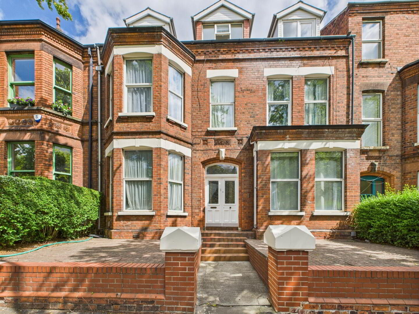 Flat 3, 90 Eglantine Avenue 1 of 10