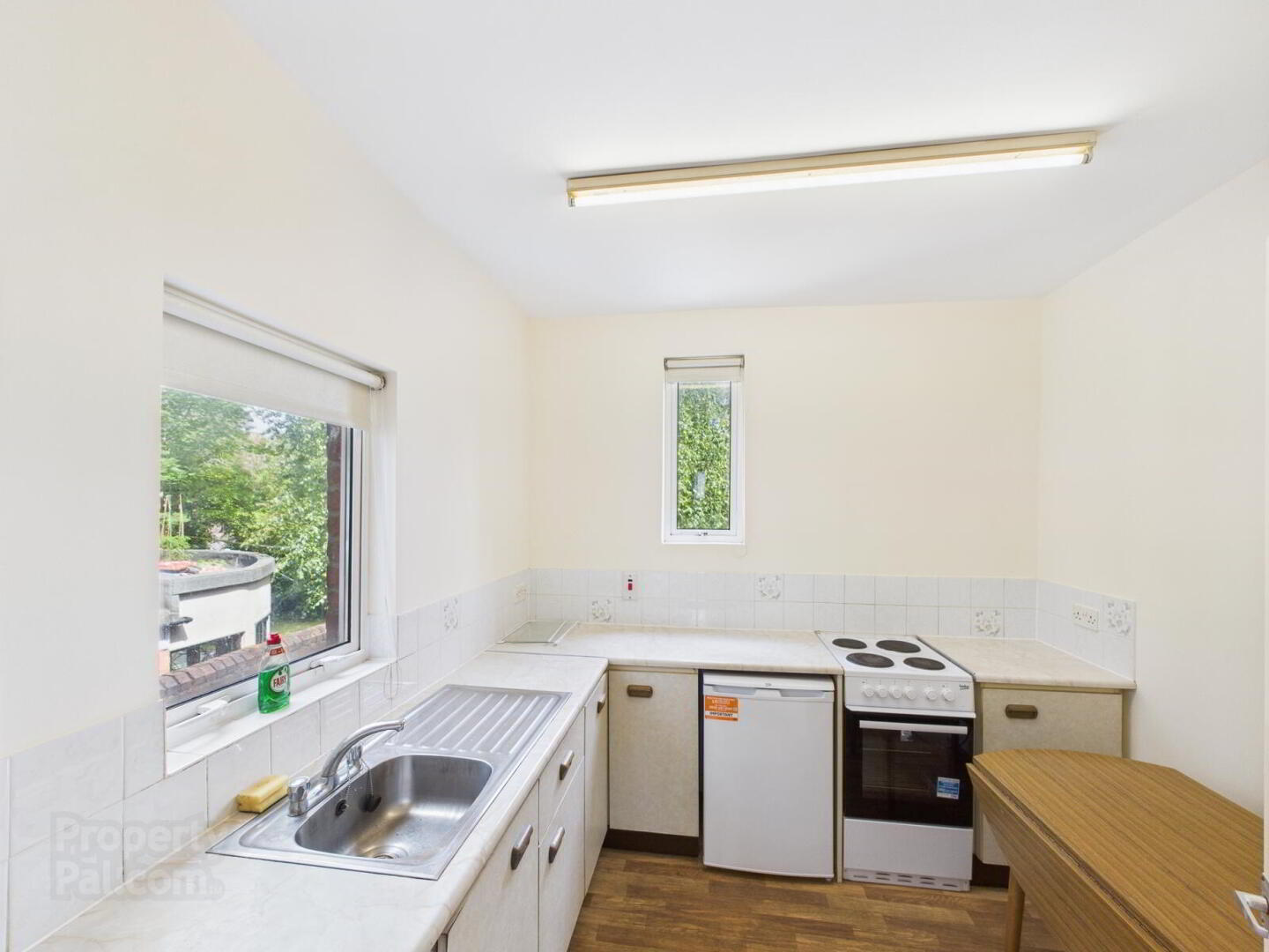 Flat 3, 90 Eglantine Avenue 6 of 10