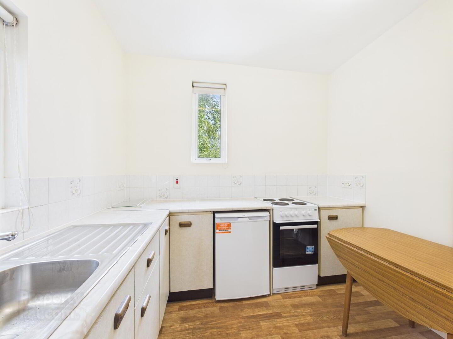 Flat 3, 90 Eglantine Avenue 8 of 10