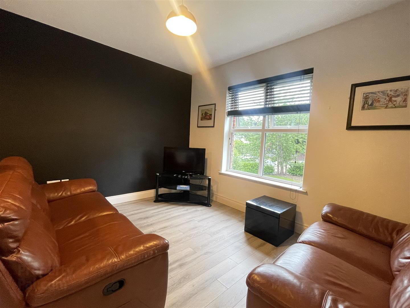 Apt 6, 2 Eaton Park 4 of 9