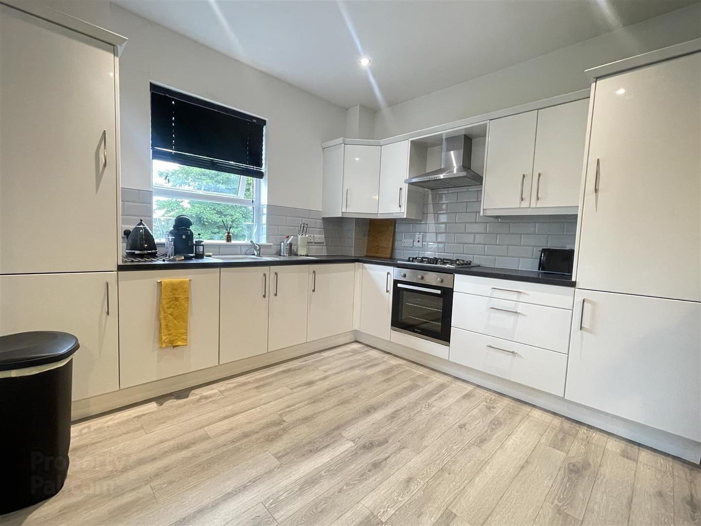 Apt 6, 2 Eaton Park 5 of 9