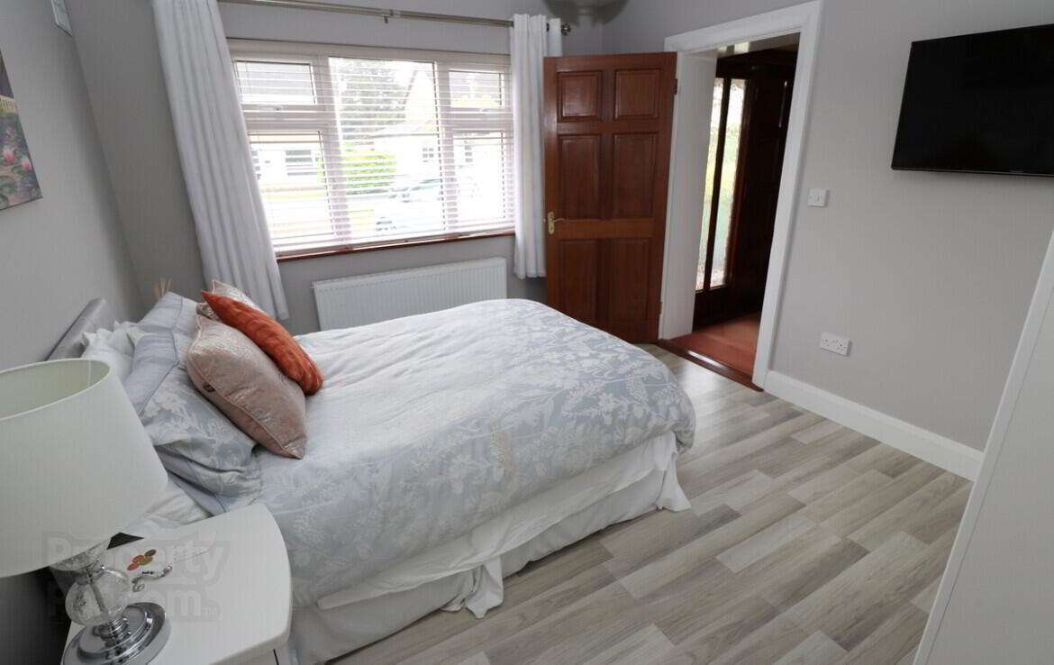 The Pines, 19 Forest Hill 6 of 36