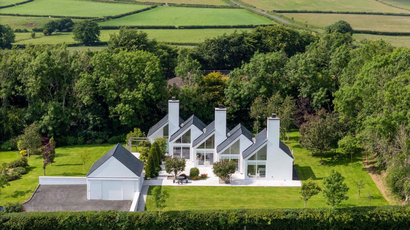 8 Whinknowe Road 1 of 28
