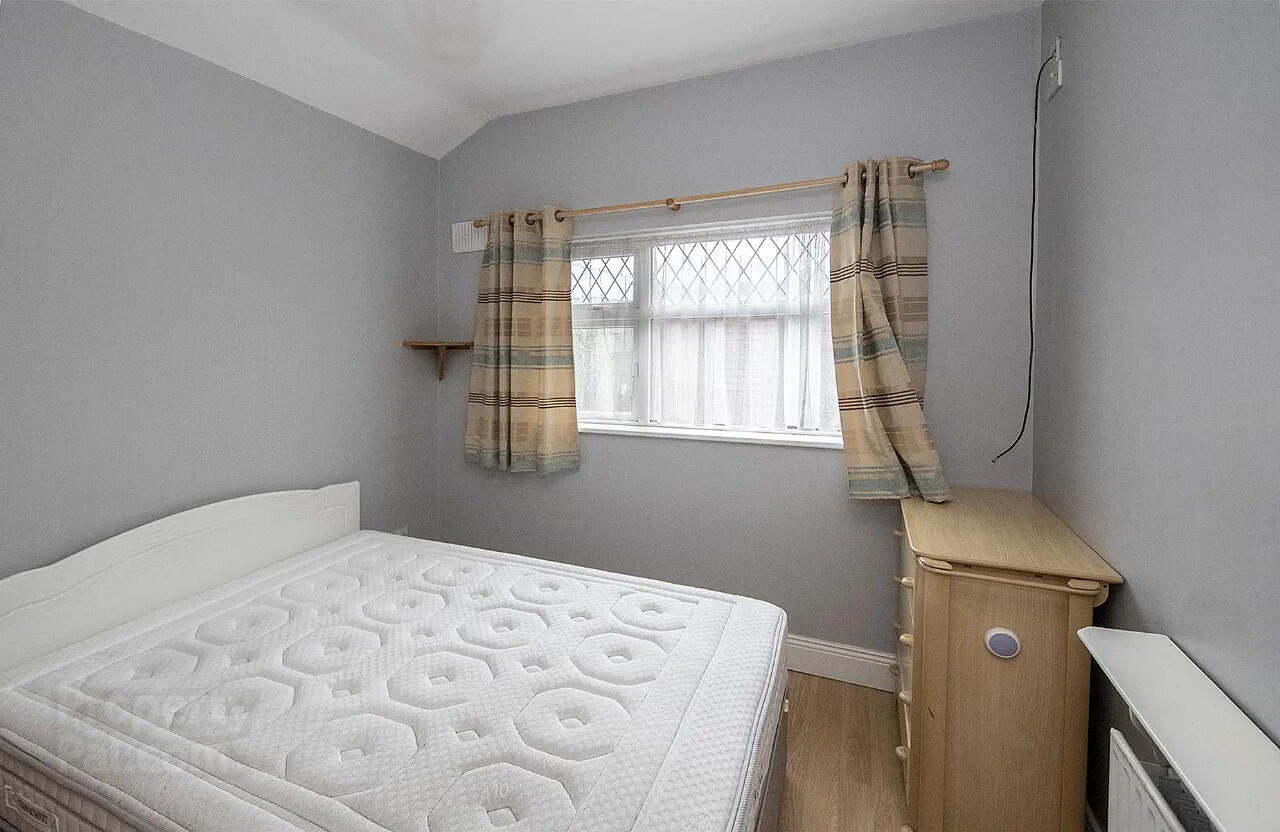 12 Sarsfield St 5 of 17
