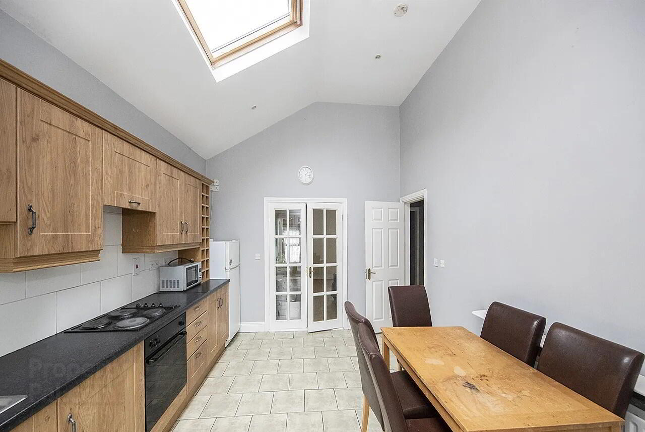 12 Sarsfield St 7 of 17