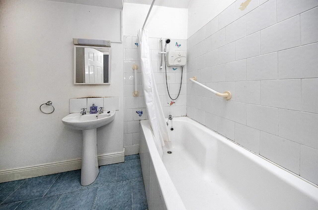 12 Sarsfield St 14 of 17