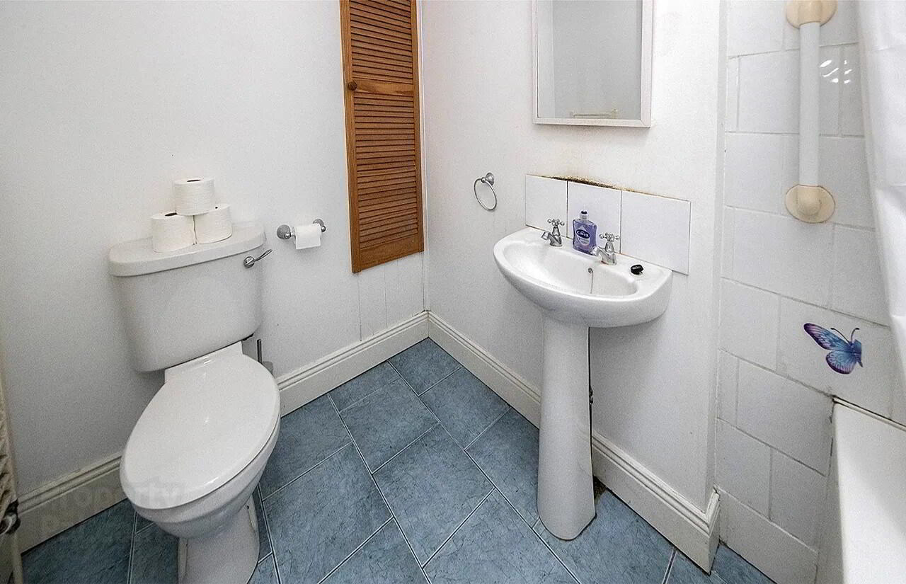 12 Sarsfield St 15 of 17