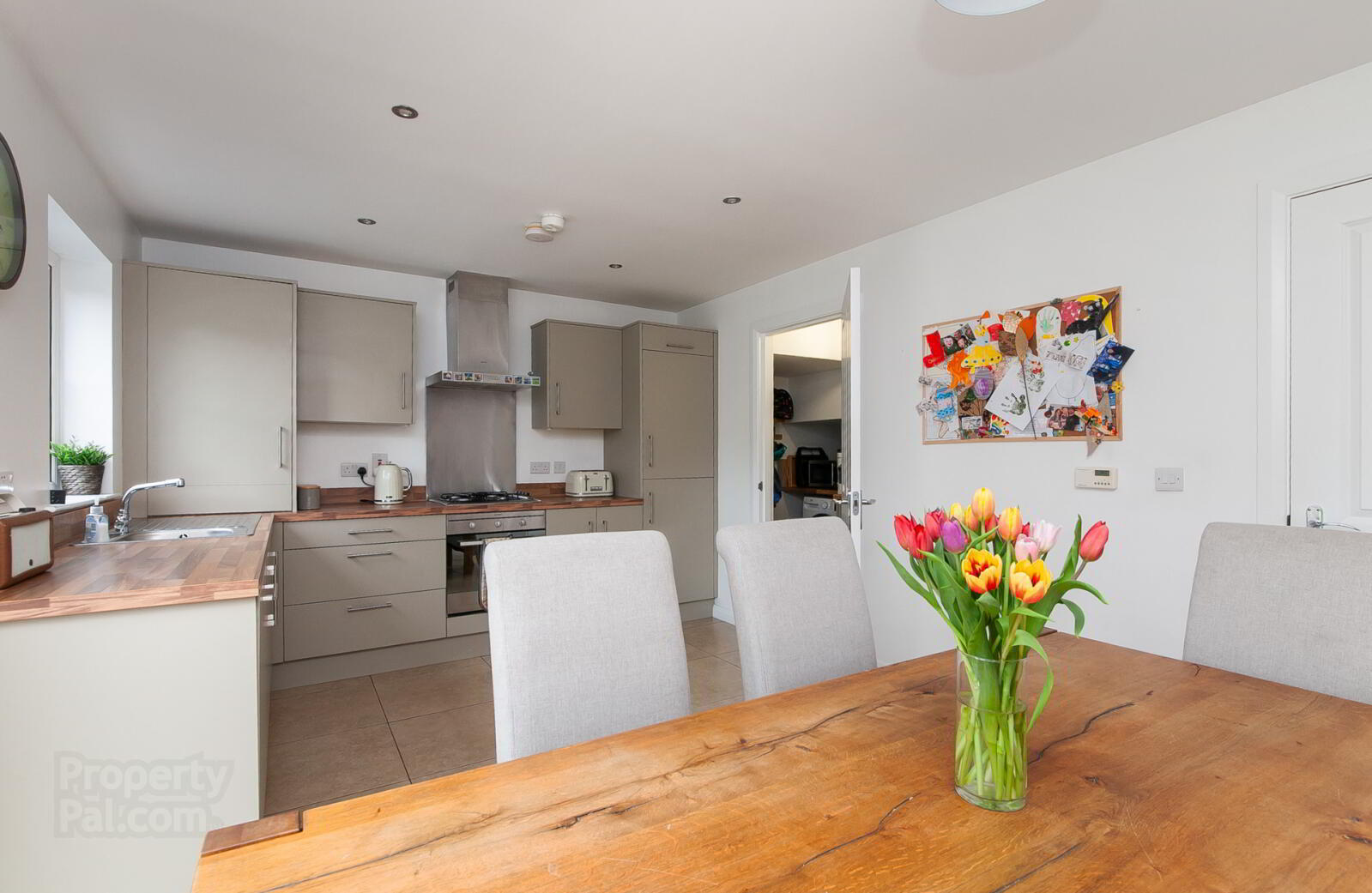 6 Foxton Crescent 10 of 28