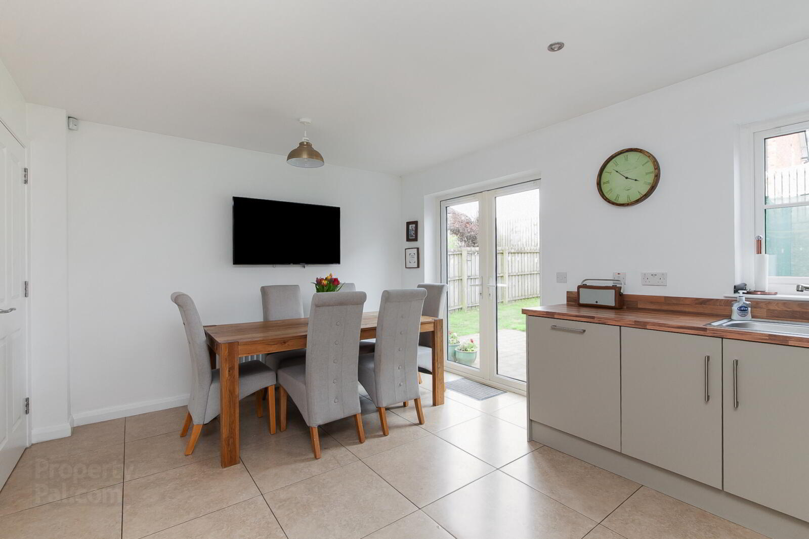 6 Foxton Crescent 9 of 28