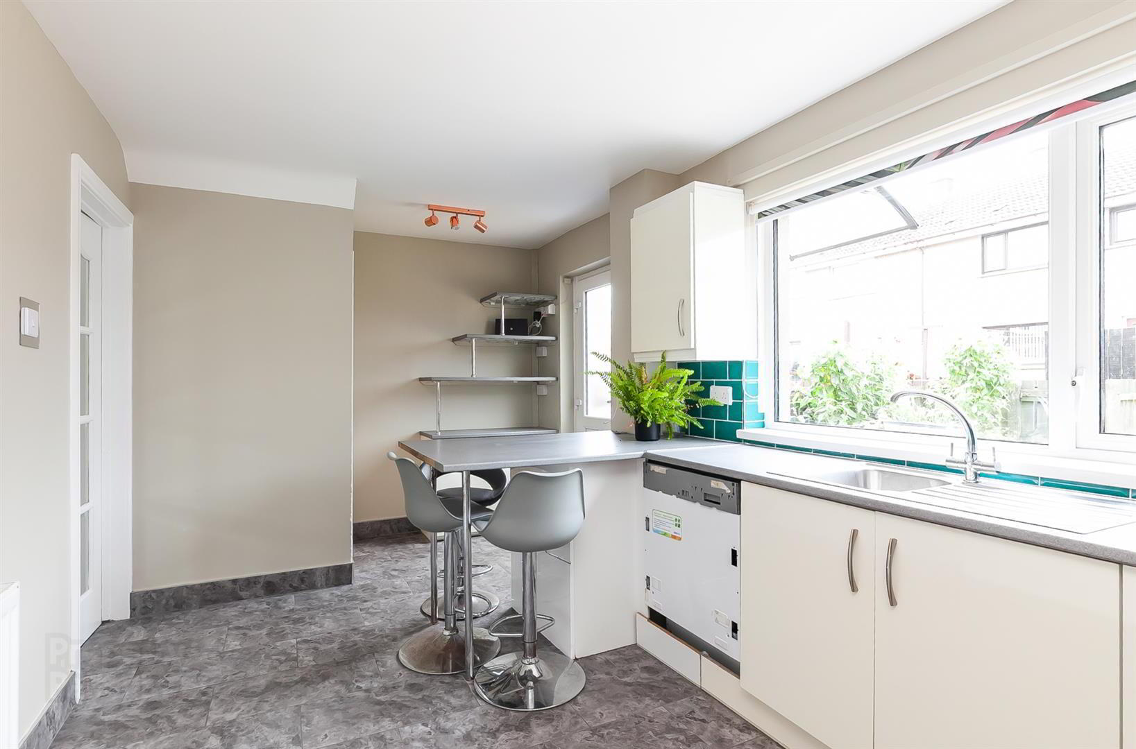31 Parkmount Road 6 of 15