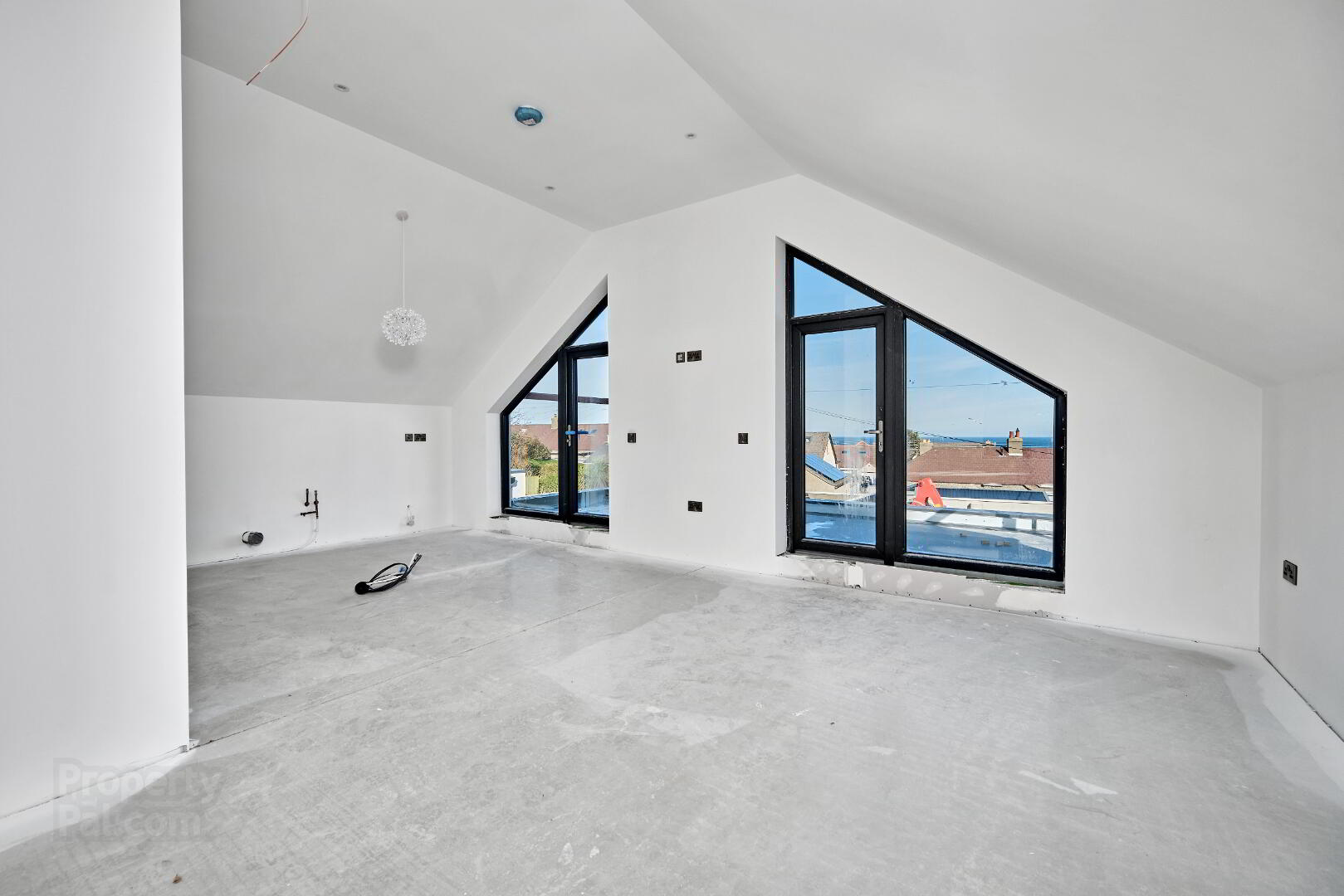 Queenora Avenue 4 of 27