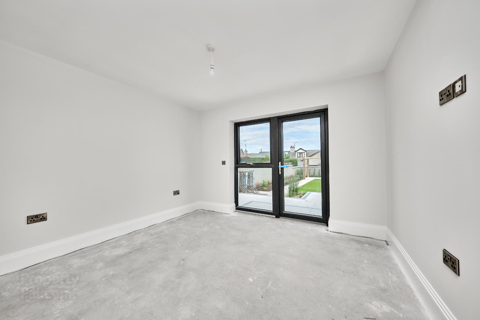 Queenora Avenue 8 of 32