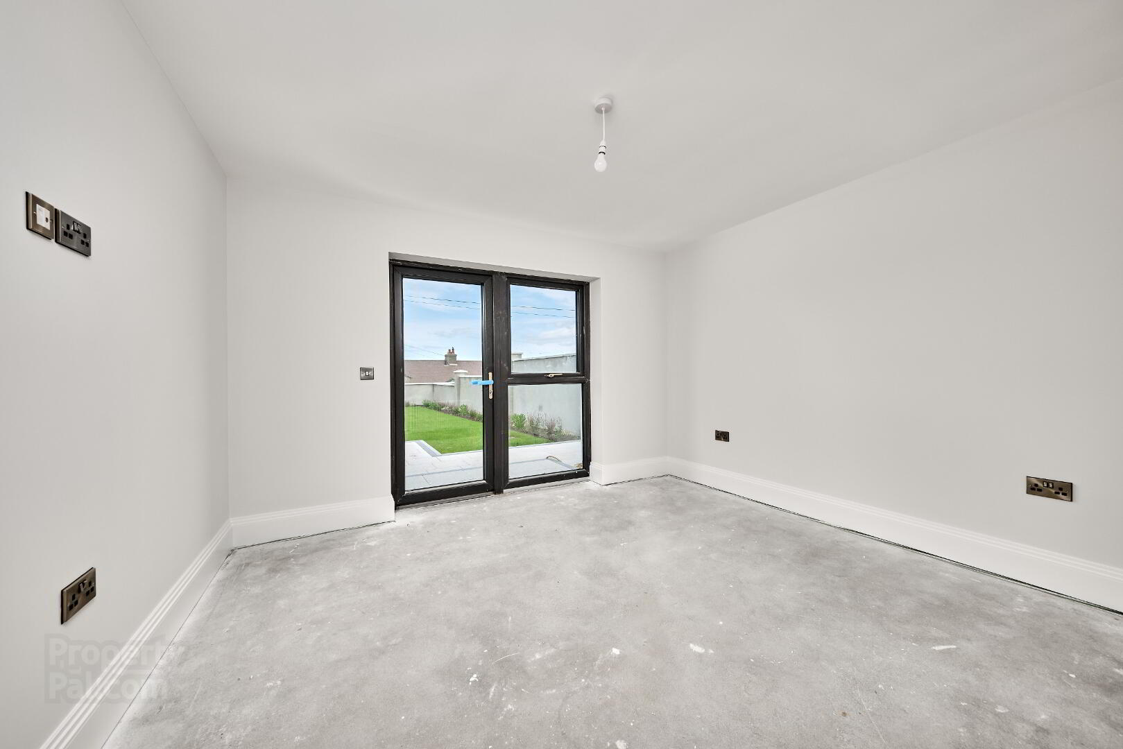 Queenora Avenue 10 of 32