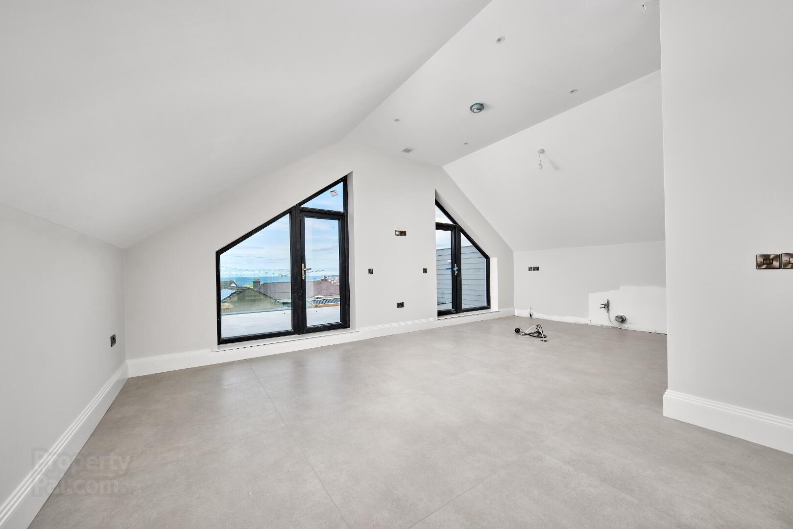 Queenora Avenue 18 of 32