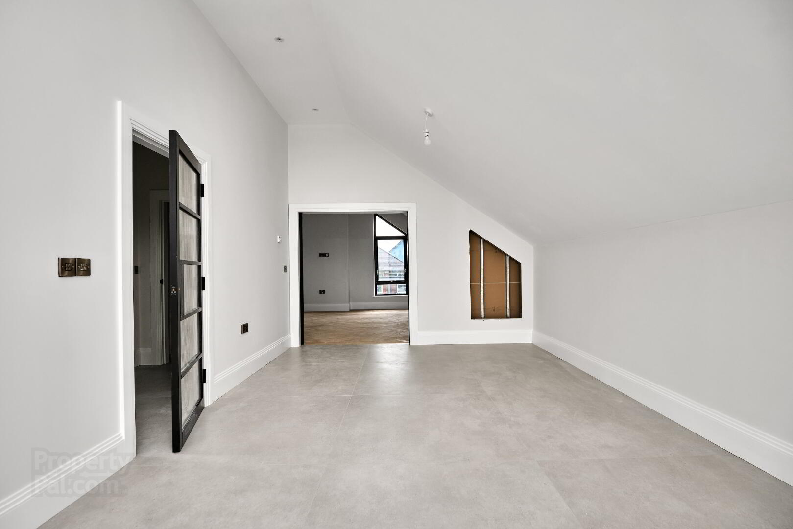 Queenora Avenue 20 of 32