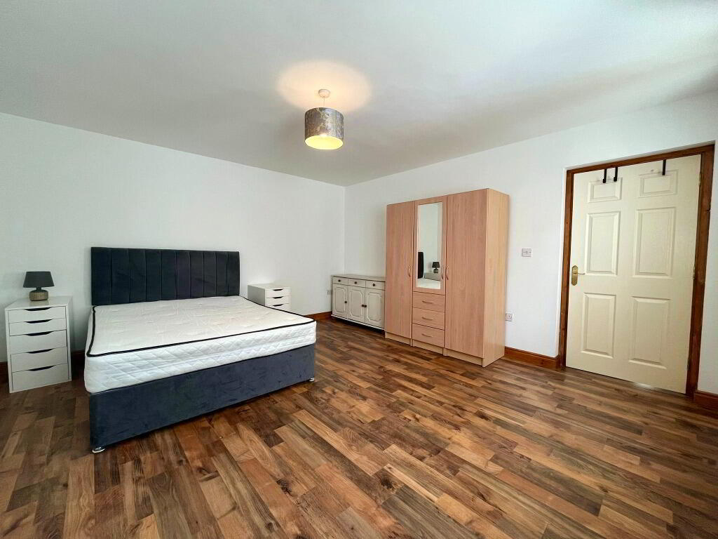 Apt 8, Forthriver Road 5 of 7
