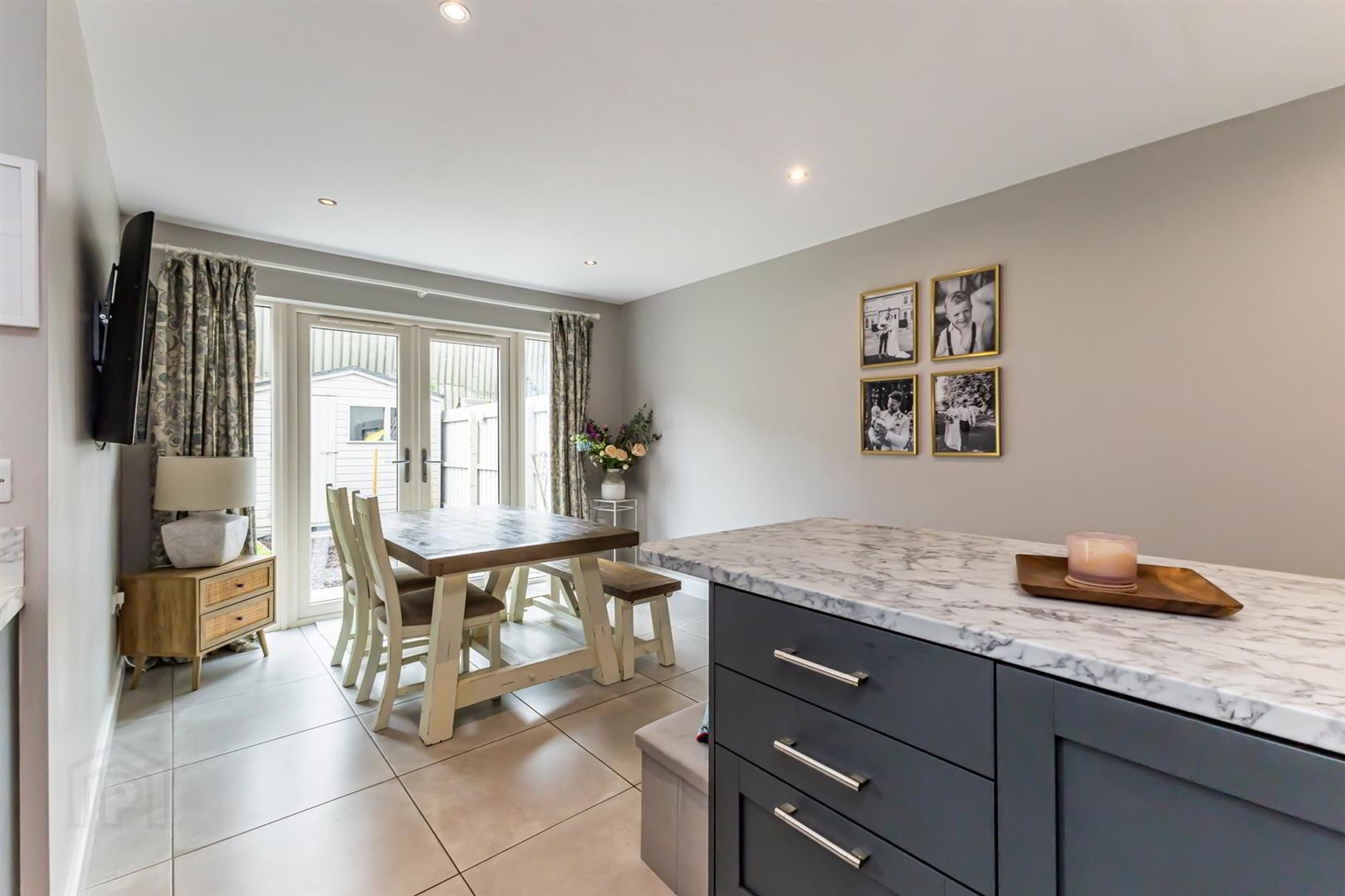 27 Spinners Gate 11 of 21