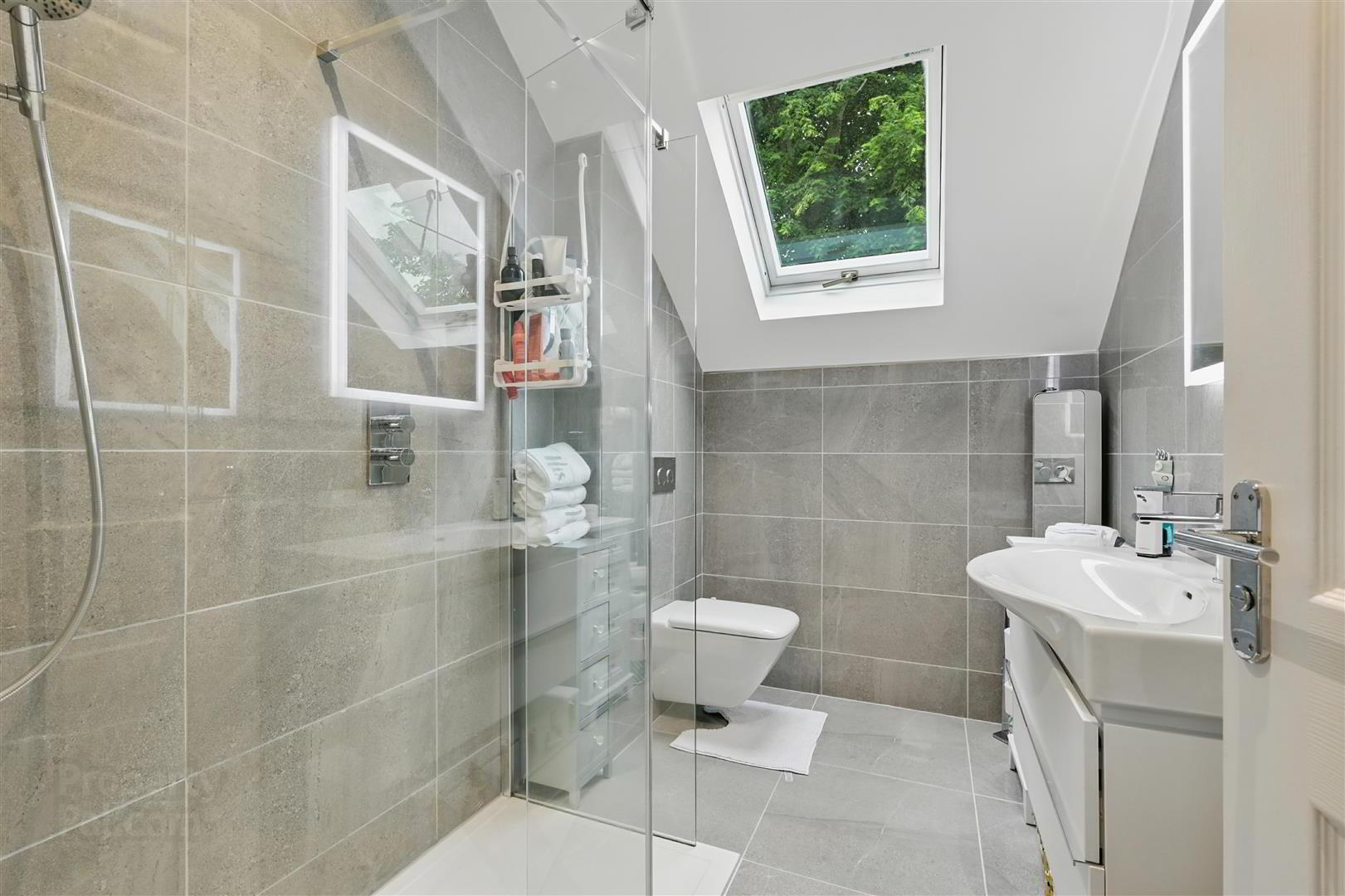 16a Myrtlefield Park 22 of 24