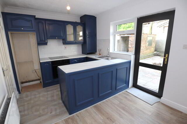 2 Riverside Crescent 5 of 17