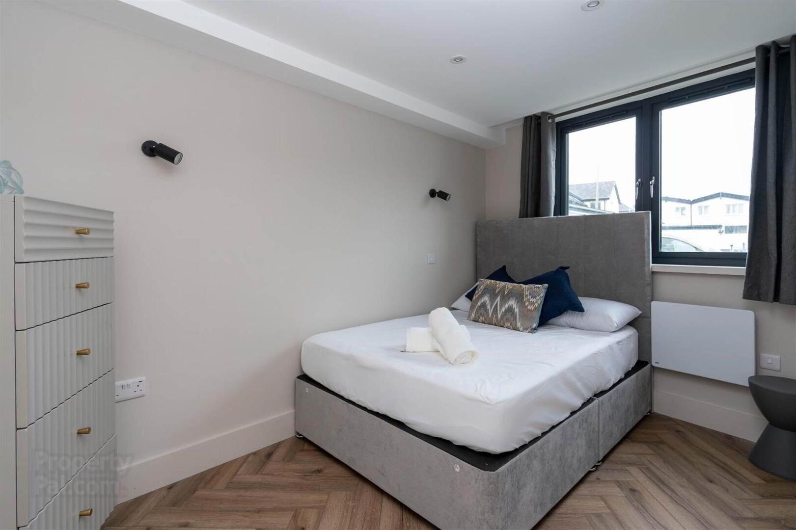 Apt 4, 37 West 11 of 19