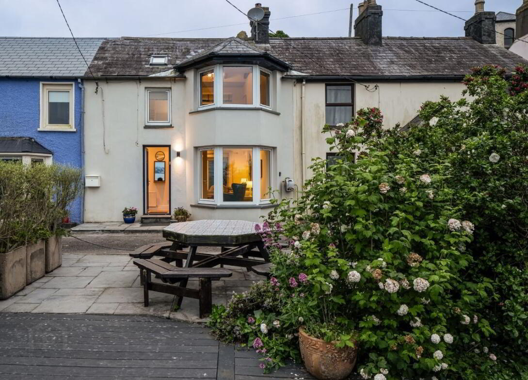 Dunroisin, 4 Lighthouse Terrace 1 of 19