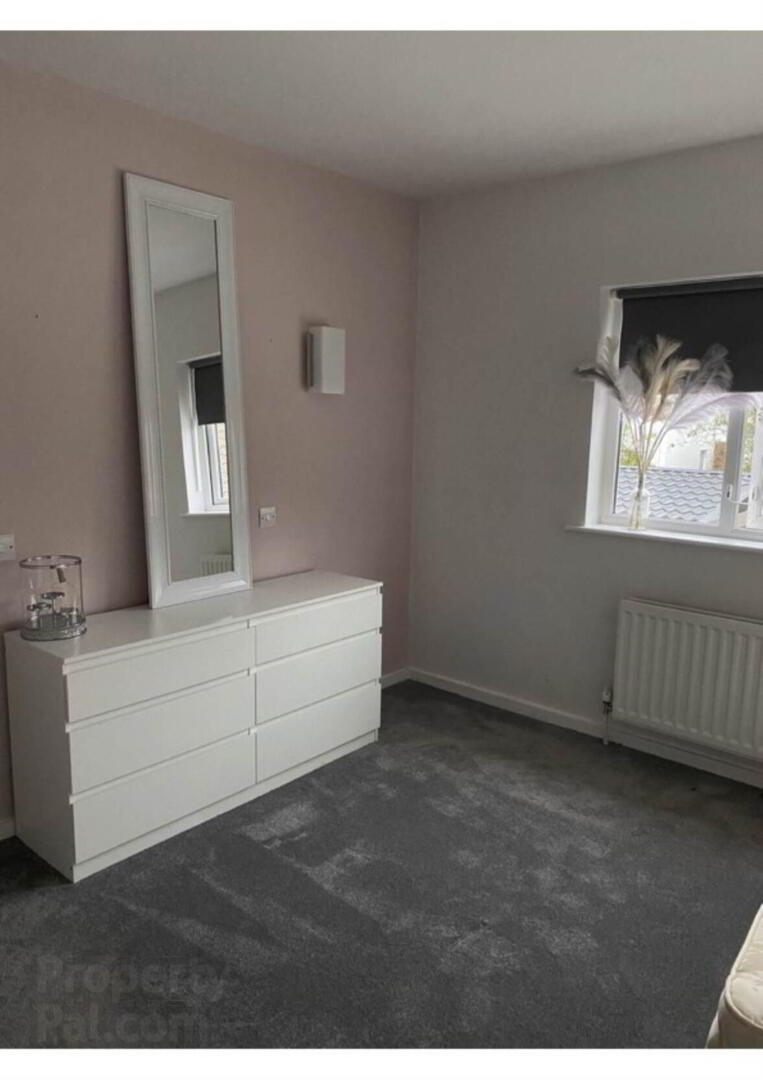 2 Elmfield Way Upstairs 4 of 8