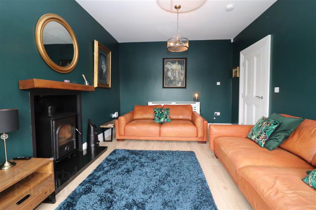 16 Fairfields Manor 5 of 24