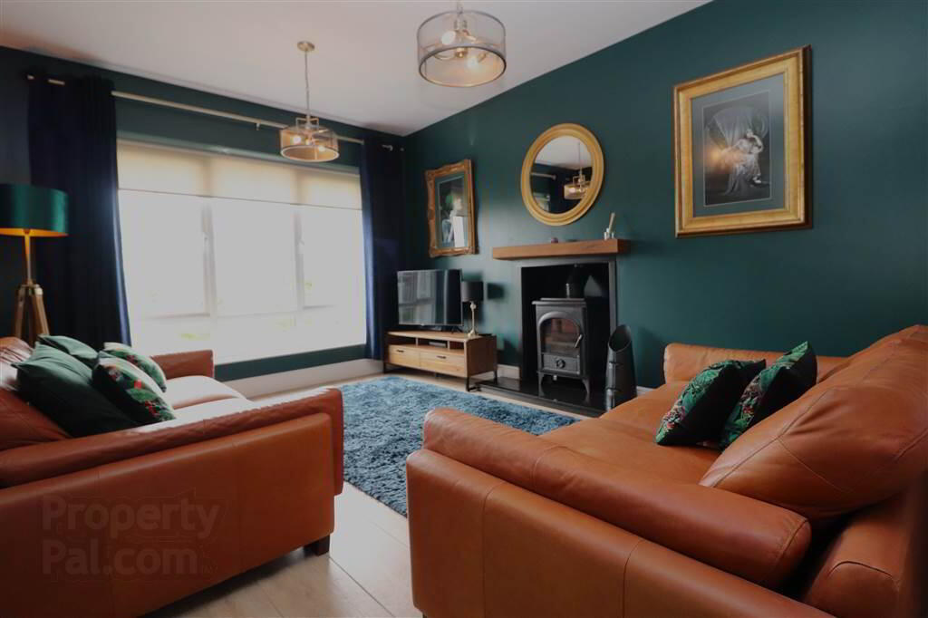16 Fairfields Manor 4 of 24
