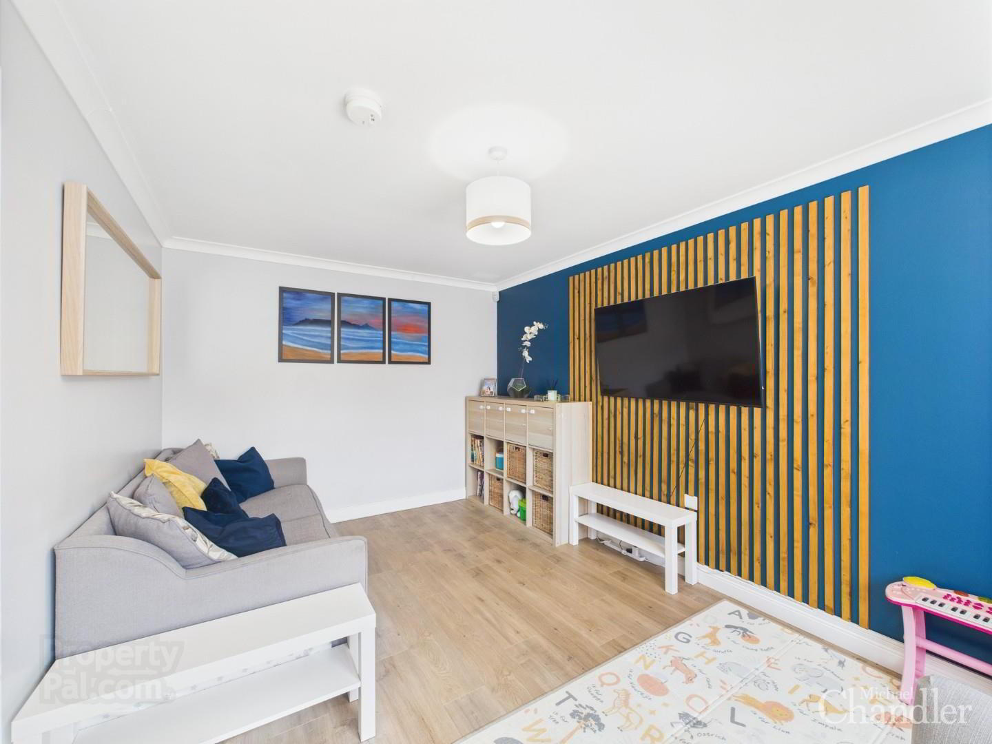 4b Woodbreda Crescent 3 of 18