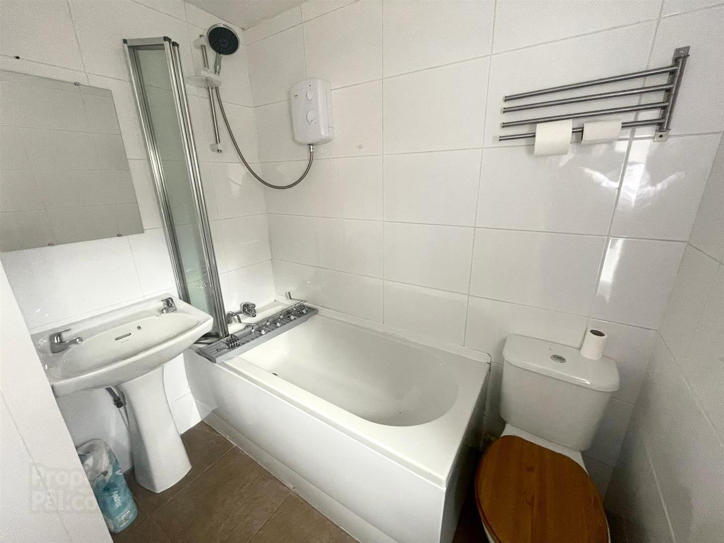 4 Hollycroft Avenue 5 of 6