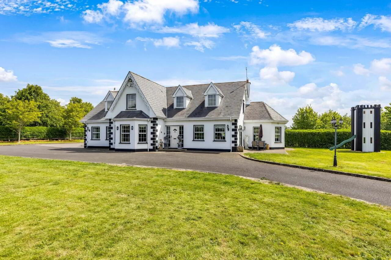 Freffans Manor Griffin Park 2 of 28