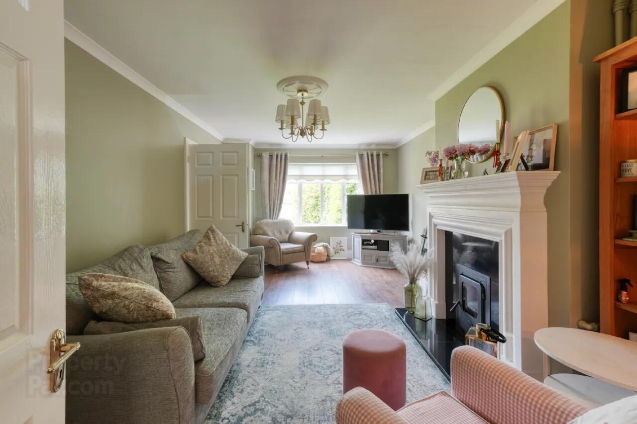 4 Heathfield Close 3 of 23