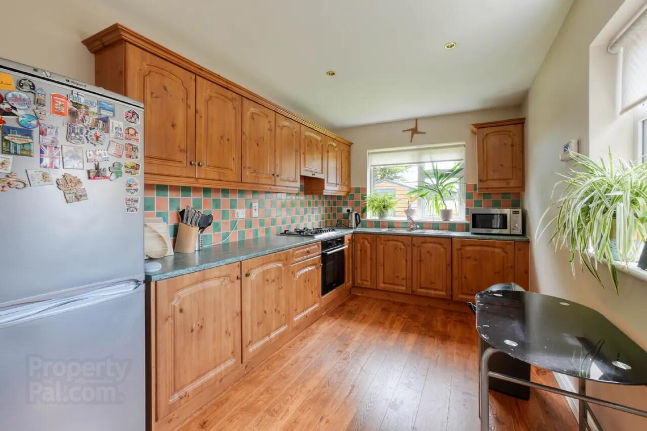 4 Heathfield Close 5 of 23