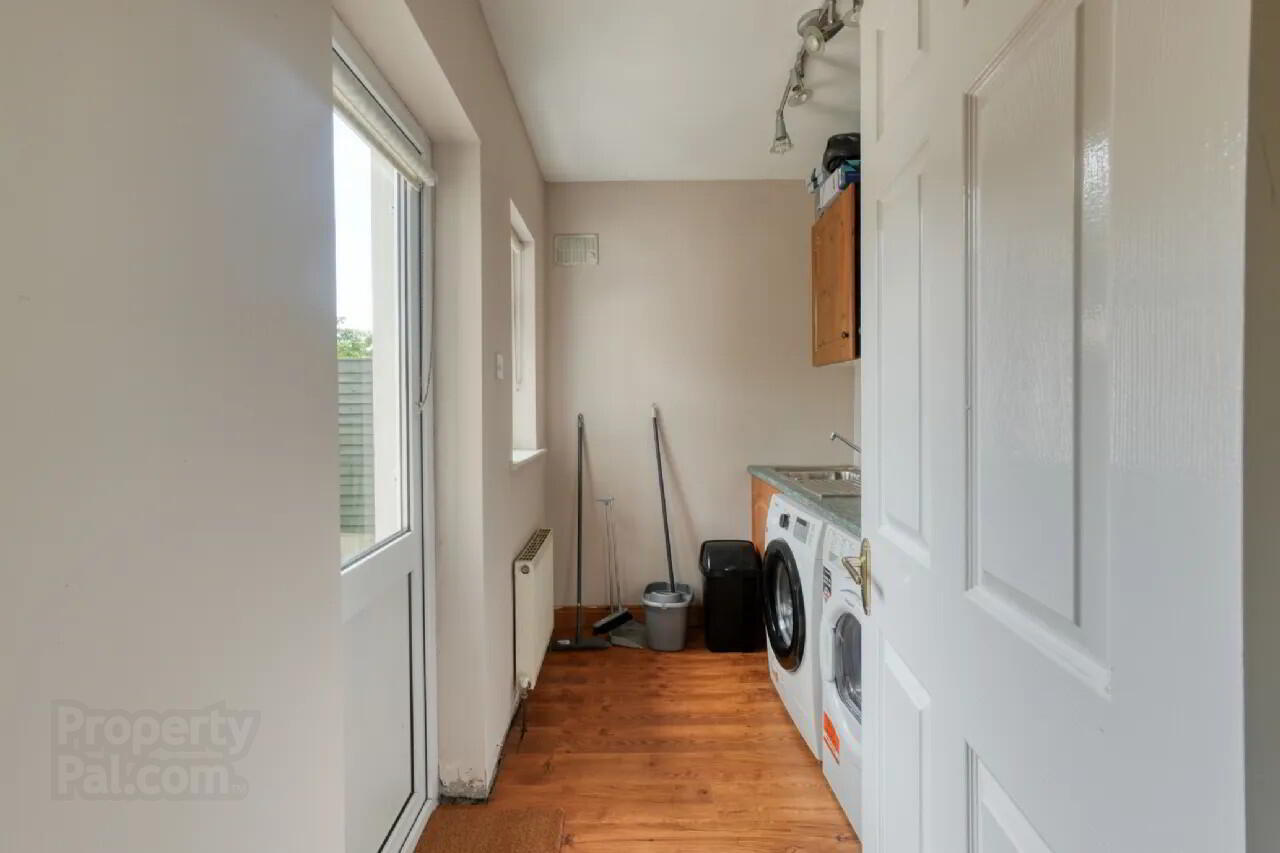4 Heathfield Close 6 of 23